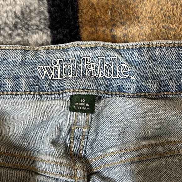 Wild Fable Size 10 Women’s High Rise Mom Jean Light Wash Distressed Denim - Picture 6 of 8